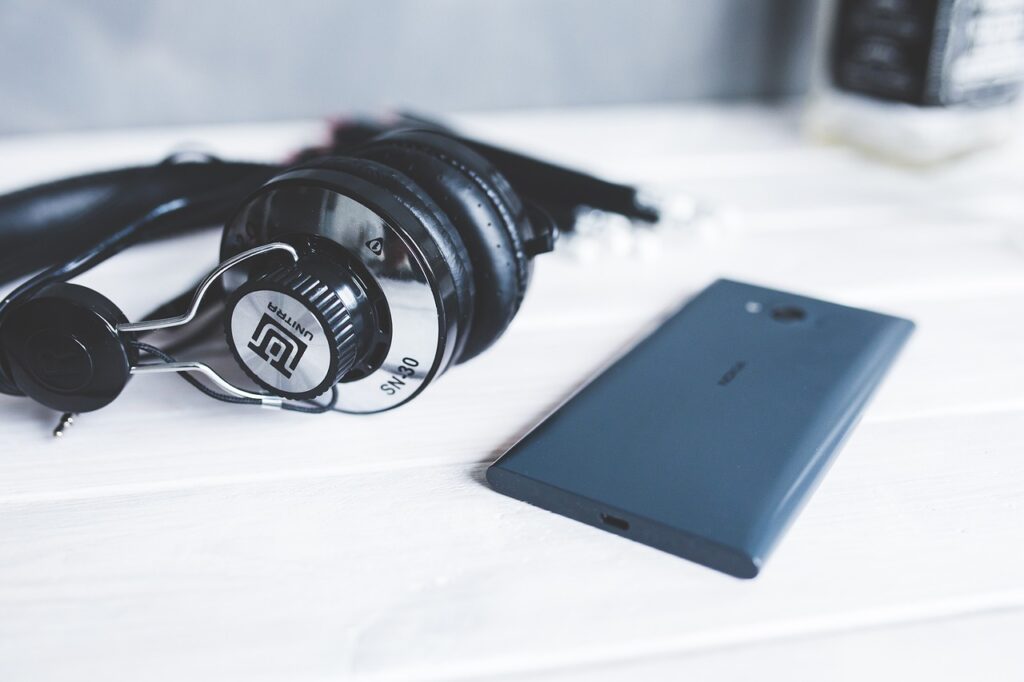 headphones, earphones, music-791152.jpg